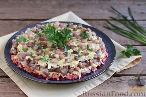 Слоёный салат с селёдкой, маринованными грибами и свёклой