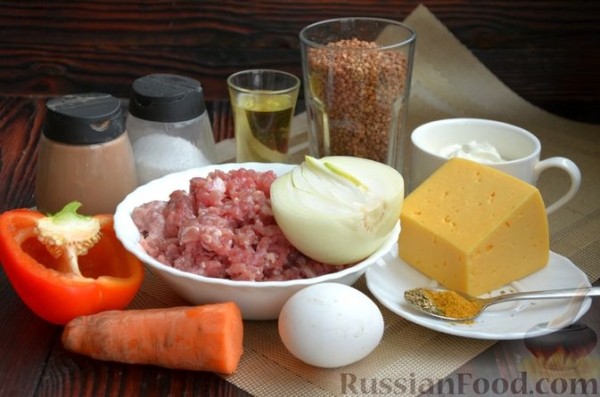 Запеканка из гречки с мясным фаршем, сыром, овощами и сметаной