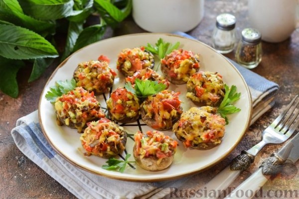 Шампиньоны, запечённые с овощами и сыром