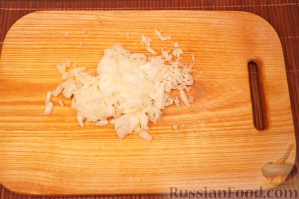 Слоёный салат со шпротами, сыром и зелёным горошком