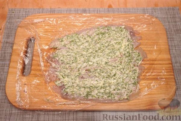 Рулетики из сельди, с плавленым сыром и солёными огурцами