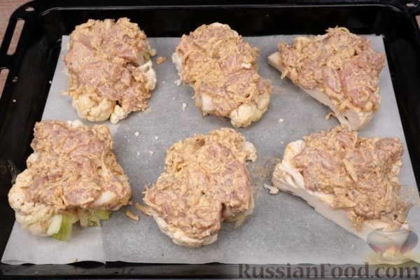 Стейки из цветной капусты с курицей и сыром