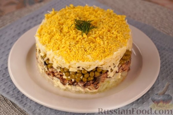 Слоёный салат со шпротами, сыром и зелёным горошком