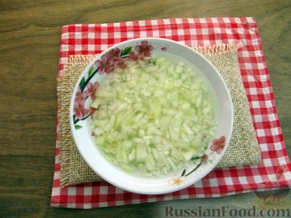 Праздничный салат "Змейка" с огурцами, курицей и яблоком