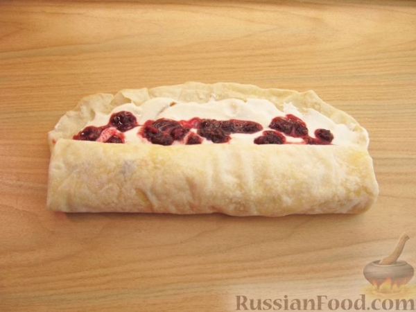 Рулет из лаваша с творогом и ягодами