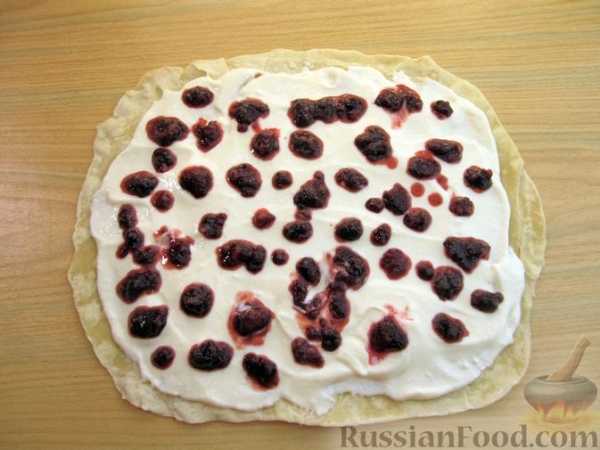 Рулет из лаваша с творогом и ягодами