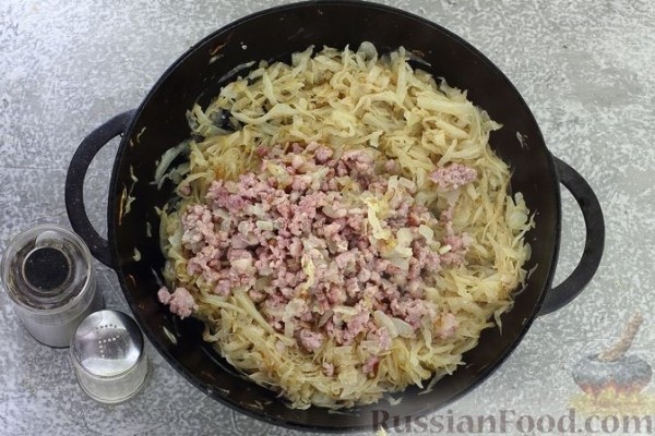 Жареные пирожки с капустой и мясным фаршем