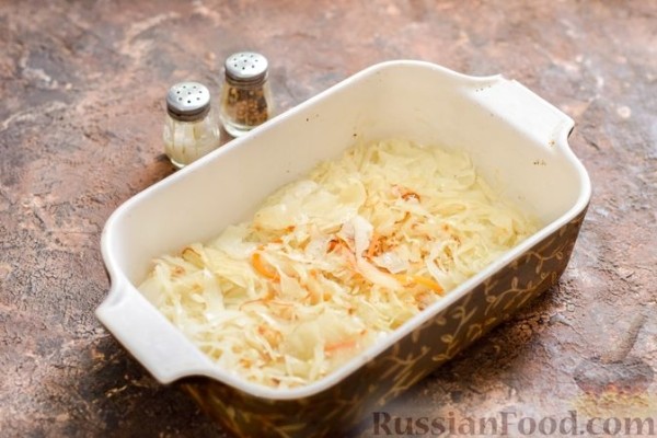 Запеканка из квашеной капусты, мясного фарша и риса