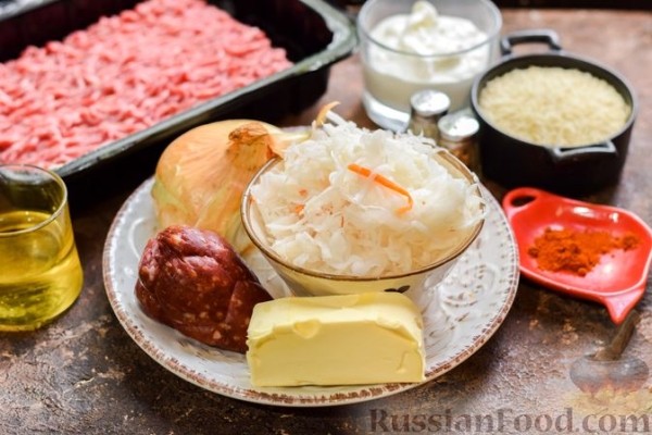 Запеканка из квашеной капусты, мясного фарша и риса