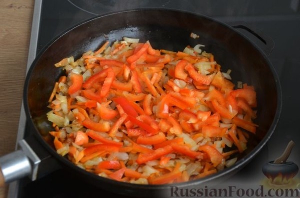 Запеканка из гречки с мясным фаршем, сыром, овощами и сметаной