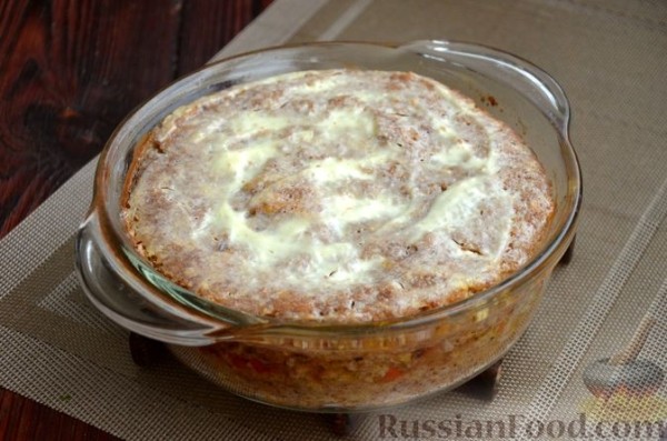 Запеканка из гречки с мясным фаршем, сыром, овощами и сметаной