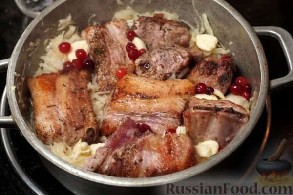 Свиные рёбрышки, тушенные с квашеной и свежей капустой