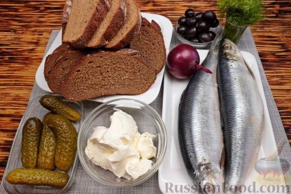 Бутерброды с селёдкой, огурцами и творожным сыром