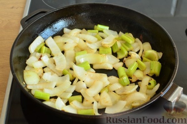 Свинина, тушенная с черносливом и сельдереем, в томатно-винном соусе