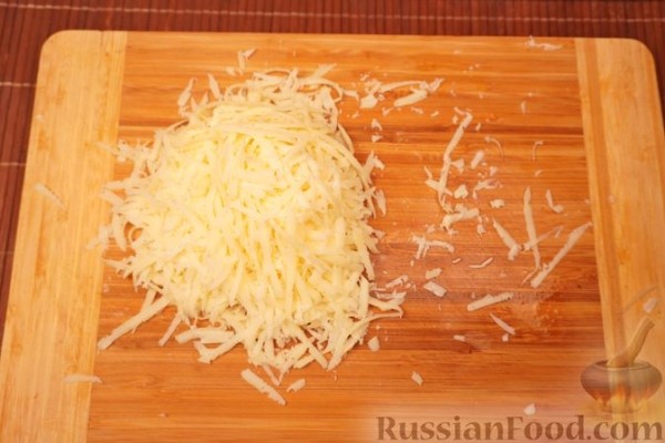 Слоёный салат со шпротами, сыром и зелёным горошком