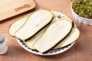 Рулетики из баклажана с сыром и морковью