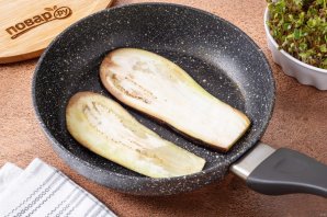 Рулетики из баклажана с сыром и морковью