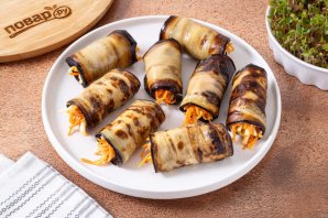 Рулетики из баклажана с сыром и морковью