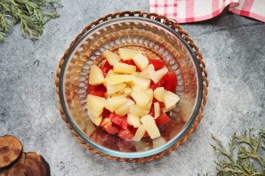 Салат с помидорами, ананасом и сыром