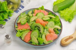 Салат с семгой, авокадо и огурцом