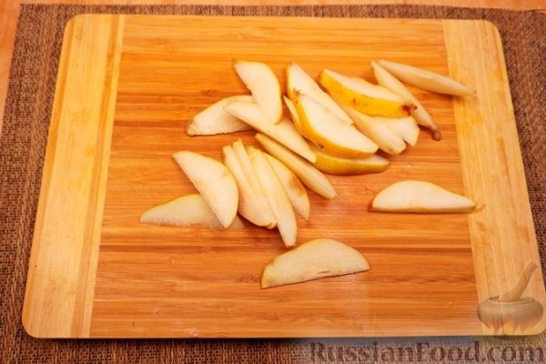 Пицца с курицей, грушей, орехами и соусом Алонсо