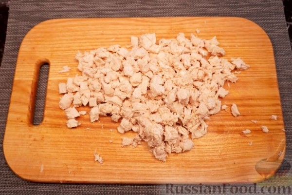 Салат "Змея" с курицей, плавленым сыром и яблоками