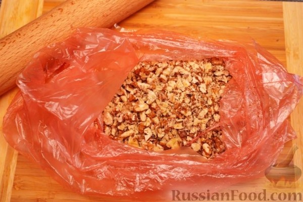 Салат "Змея" с курицей, плавленым сыром и яблоками