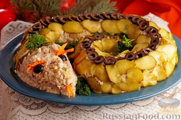 Салат "Змея" с курицей, плавленым сыром и яблоками