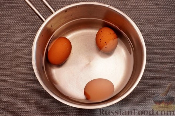 Салат "Змея" с курицей, плавленым сыром и яблоками