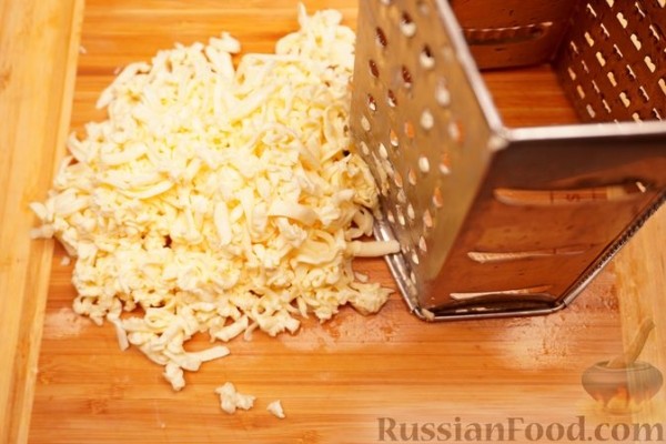 Салат "Змея" с курицей, плавленым сыром и яблоками