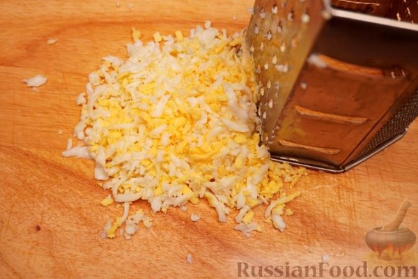 Салат "Змея" с курицей, плавленым сыром и яблоками