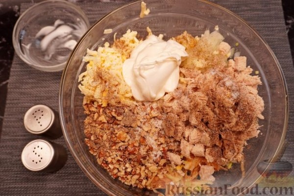 Салат "Змея" с курицей, плавленым сыром и яблоками