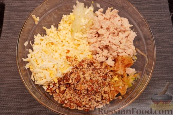 Салат "Змея" с курицей, плавленым сыром и яблоками