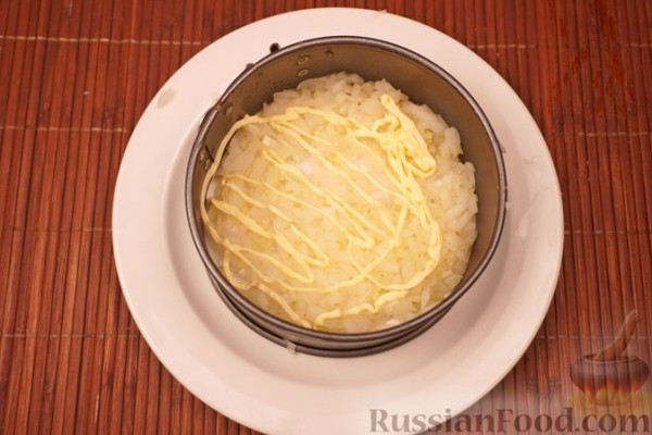 Слоёный салат со шпротами, сыром и зелёным горошком