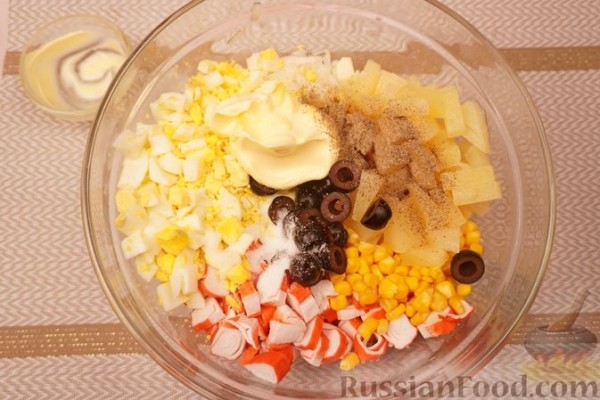 Салат с крабовыми палочками, ананасами и маслинами