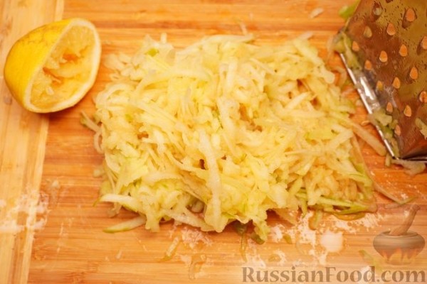 Салат "Змея" с курицей, плавленым сыром и яблоками