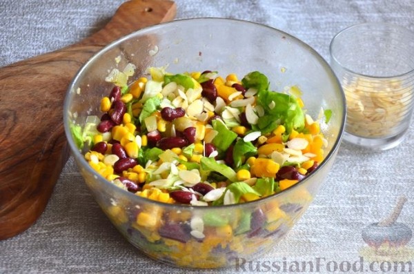 Овощной салат с фасолью и орехами