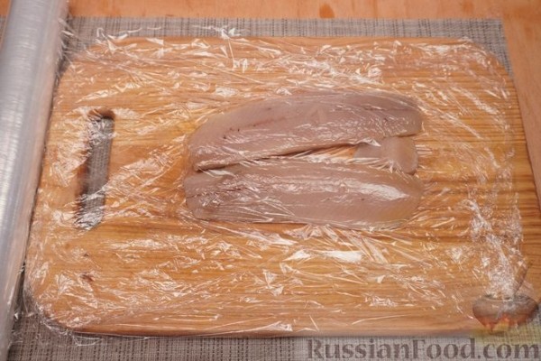 Рулетики из сельди, с плавленым сыром и солёными огурцами
