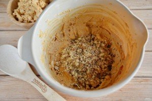 Шоколадный торт с орехами