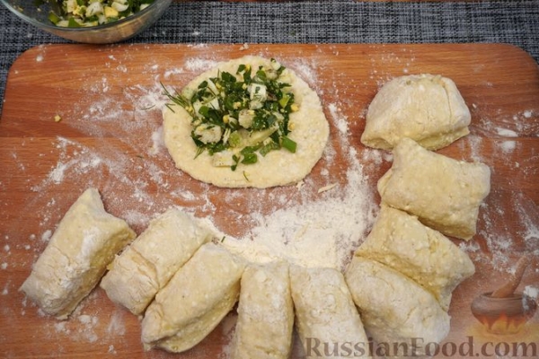 Картофельно-творожные пирожки с зеленью и яйцом