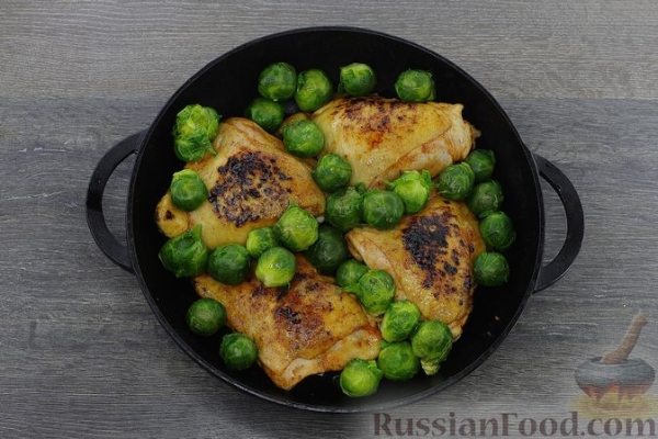 Куриные бёдра, запечённые с брюссельской капустой и помидорами