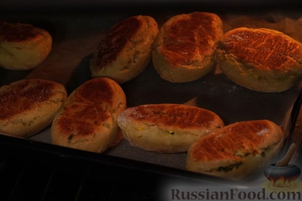 Картофельно-творожные пирожки с зеленью и яйцом
