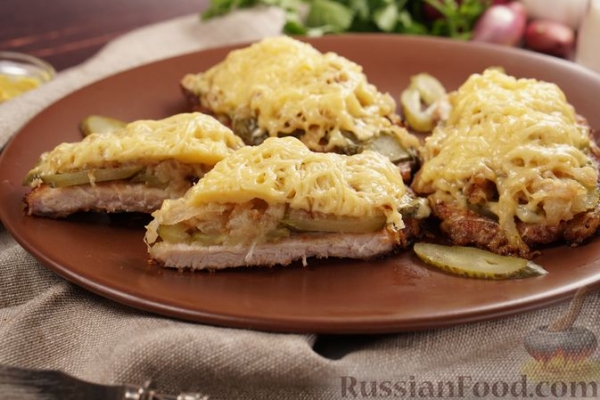 Отбивные из свинины с солёными огурцами, луком и сыром