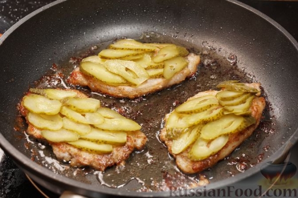 Отбивные из свинины с солёными огурцами, луком и сыром