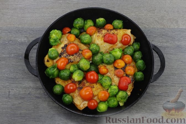 Куриные бёдра, запечённые с брюссельской капустой и помидорами
