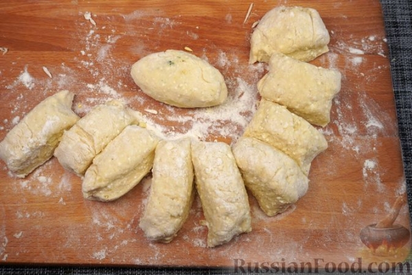 Картофельно-творожные пирожки с зеленью и яйцом