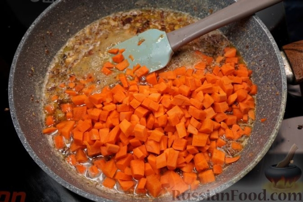 Пирог-перевёртыш на кефире, с морковью и орехами
