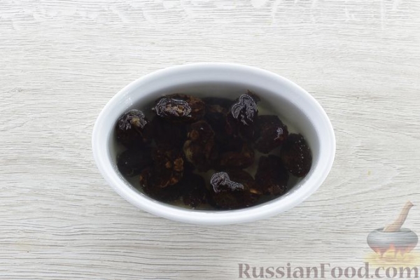 Слоёный салат с курицей, черносливом, сыром и огурцом