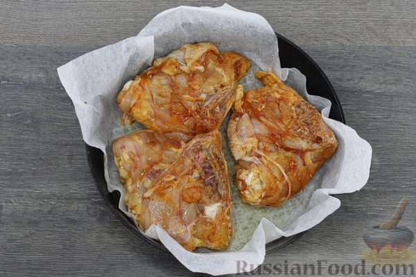 Куриные бёдра, запечённые с брюссельской капустой и помидорами