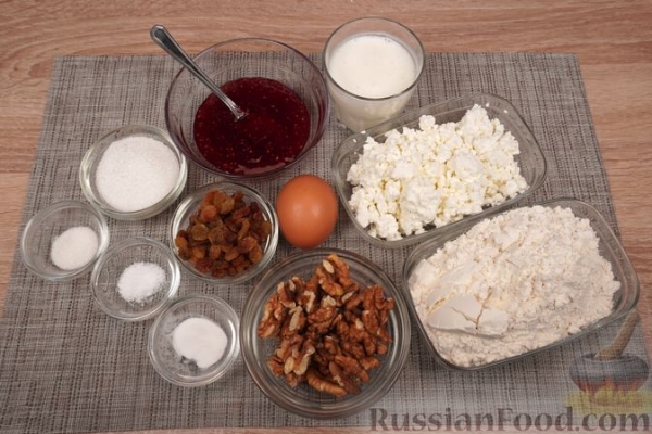 Творожные кексы с джемом, орехами и изюмом